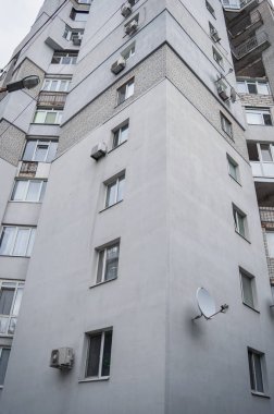 çok katlı konut gökyüzüne karşı bina cephe yalıtımı
