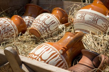 Dnipro, Ukrayna 28 Mayıs 2016: El yapımı ustaların Fuarı, gün Litvanya, seramik kil tencere yalan saman içinde