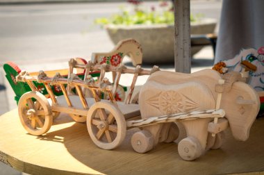 Dnipro, Ukrayna 28 Mayıs 2016: El yapımı Fuarı ustaları, gün Litvanya, ahşap el yapımı figürler