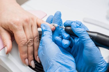 Manikür, ana eğe talaşı çivi bir tırnak törpüsü ile