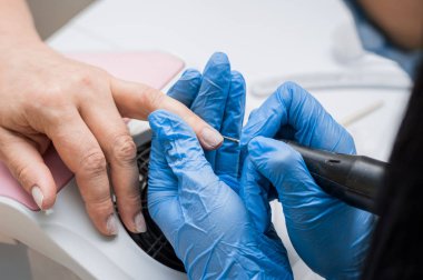 Manikür, ana eğe talaşı çivi bir tırnak törpüsü ile