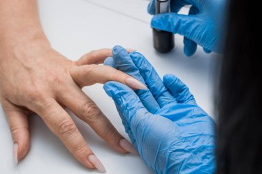 Manikür, ana eğe talaşı çivi bir tırnak törpüsü ile