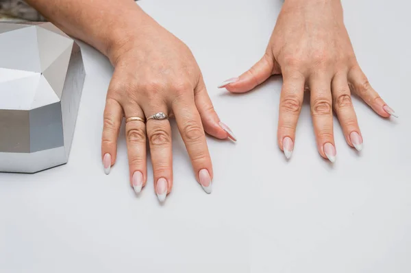 Manicura Las Limaduras Maestras Clavos Con Una Lima Uñas —  Fotos de Stock