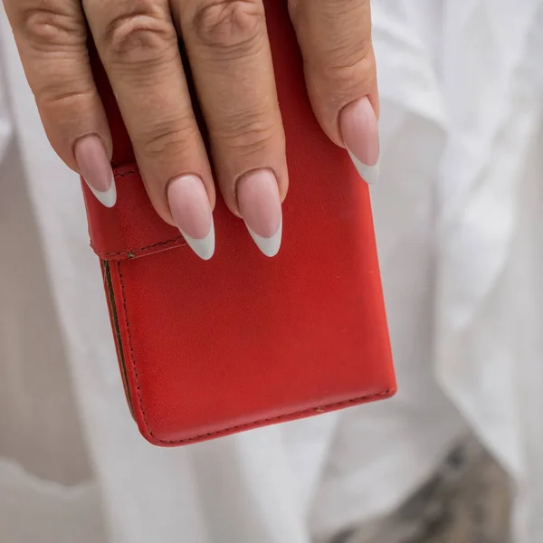 Vackra Manikyr Kvinnors Händer Handväska — Stockfoto