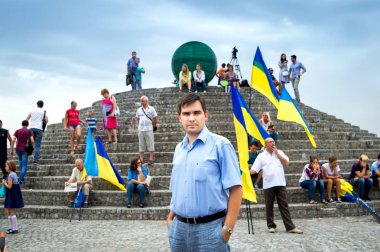 Dnipro, Ukrayna - 24 Ağustos 2018: Ukrayna'nın bağımsızlık günü genç yakışıklı bir çocukla bayrakların bir arka plan üzerinde 