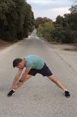 Sağlıklı atlet koşu ve çalıştıran sonra germe egzersiz rahatlatıcı ve sıcak yapıyor