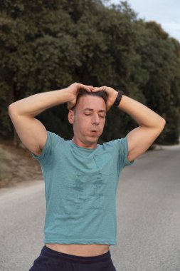 Yorgun atlet açık havada çalıştırdıktan sonra dinlenme