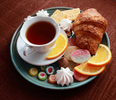 Fincan çay, kruvasan, tanımlama bilgileri ve tatlılar