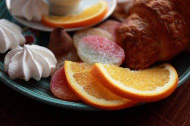 kruvasan, çay, kurabiye ve tatlılar