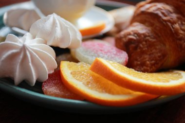 kruvasan, çay, kurabiye ve tatlılar