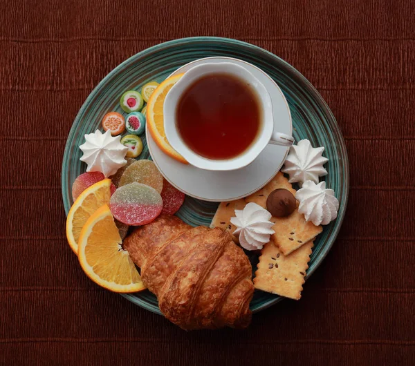 kruvasan, çay, kurabiye ve tatlılar