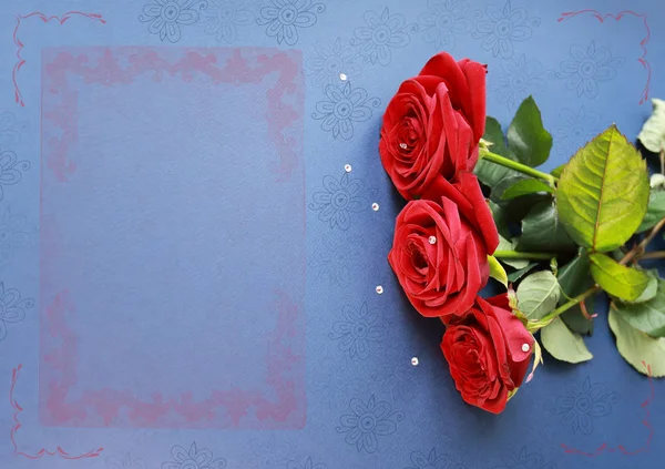 Κόκκινα Τριαντάφυλλα Μπλε Φόντο Για Καρτ Ποστάλ — Φωτογραφία Αρχείου