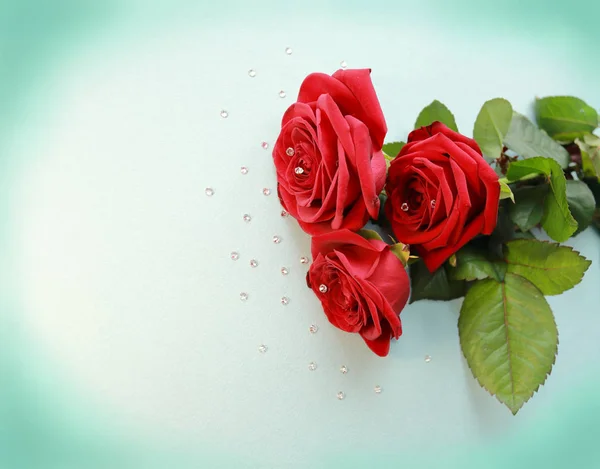 Rote Rosen Auf Blauem Hintergrund Für Postkarte — Stockfoto