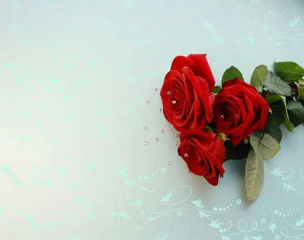 Rote Rosen Auf Blauem Hintergrund Für Postkarte — Stockfoto