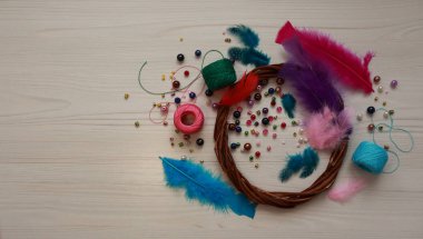 güzel boncuk ve inci, konu ve ahşap