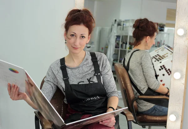 Friseurmeister Bei Der Arbeit Schönheitssalons — Stockfoto