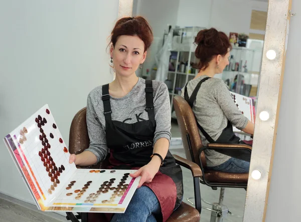 Friseurmeister Bei Der Arbeit Schönheitssalons — Stockfoto