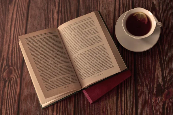eski kitap ve çay