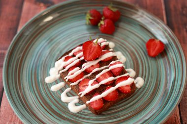 krema ile çavdar ekmeği olgun çilek