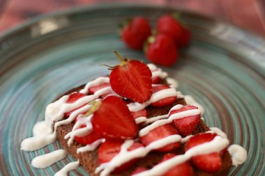 krema ile çavdar ekmeği olgun çilek