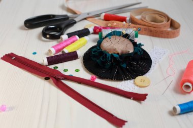 dikiş iplikleri, iğneler ve makas seti