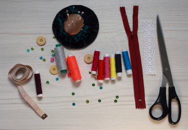 dikiş iplikleri, iğneler ve makas seti