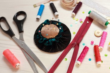 dikiş iplikleri, iğneler ve makas seti