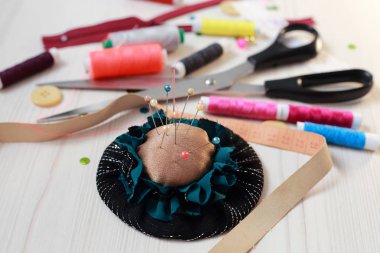 dikiş iplikleri, iğneler ve makas seti