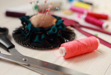 dikiş iplikleri, iğneler ve makas seti