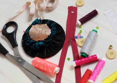dikiş iplikleri, iğneler ve makas seti