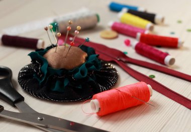 dikiş iplikleri, iğneler ve makas seti