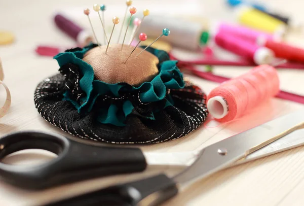 dikiş iplikleri, iğneler ve makas seti