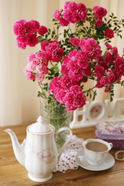 Yaz sabahı güllerin kokusuyla ve sütlü çayla