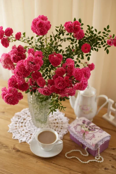 Letni Poranek Zapachem Róż Herbata Mlekiem — Zdjęcie stockowe
