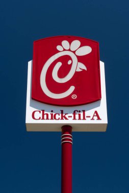 Tuscaloosa, Al/ABD - 6 Haziran 2018: Chick-fil-A Restoran dış tabela. Chick-fil-A fast food restoran zinciri tavuk sandviç içinde uzmanlaşmış olduğunu.