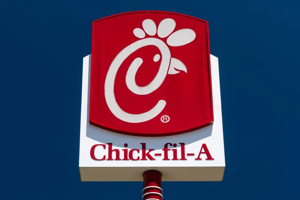 Tuscaloosa Usa June 2018 Chick Fil Restaurant Exterior Sign Chick — Stock Photo, Image