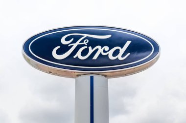 Inver Grove Heights, Mn/Amerika Birleşik Devletleri - 17 Haziran 2018: autombile Bayilik dış Ford ve logosu ticari marka.