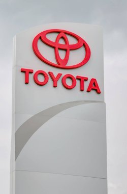 Inver Grove Heights, Mn/Amerika Birleşik Devletleri - 17 Haziran 2018: Toyota autombile Bayilik dış ve ticari marka logosu.
