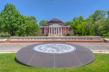 Louisville, Ky/ABD - 3 Haziran 2018: Louisville Üniversitesi girişi. Louisville Üniversitesi Louisville, Kentucky'de bir üniversitedir.