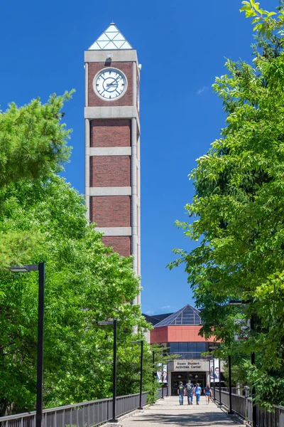 Louisville, Ky/ABD 3 Haziran 2018: Swain öğrenci etkinlikleri merkezi ve Louisville Üniversitesi kampüsünde Kulesi.