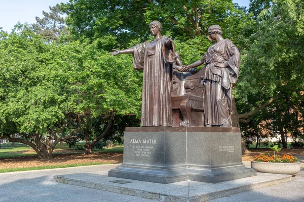 厄巴尔 2018年6月2日 由雕刻家 Lorado 塔夫脱在伊利诺伊大学香槟分校的母校雕像 — 图库照片