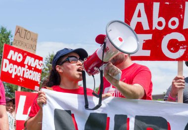 Minneapolis, Mn/Amerika Birleşik Devletleri - 30 Haziran 2018: kimliği belirsiz kişiler aileler ait birlikte içinde katılan anne-babadan ABD Göçmenlik politikası ayıran göçmen çocukların protesto etmek için Mart.