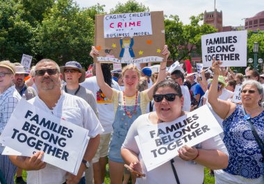 Minneapolis, Mn/Amerika Birleşik Devletleri - 30 Haziran 2018: kimliği belirsiz kişiler aileler ait birlikte içinde katılan anne-babadan ABD Göçmenlik politikası ayıran göçmen çocukların protesto etmek için Mart.