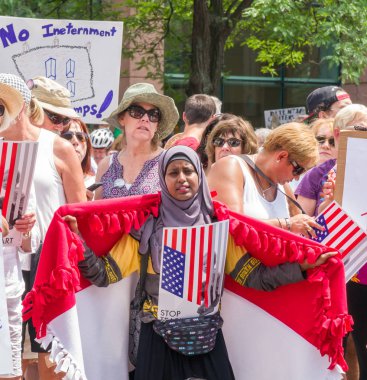 Minneapolis, Mn/Amerika Birleşik Devletleri - 30 Haziran 2018: kimliği belirsiz kişiler aileler ait birlikte içinde katılan anne-babadan ABD Göçmenlik politikası ayıran göçmen çocukların protesto etmek için Mart.
