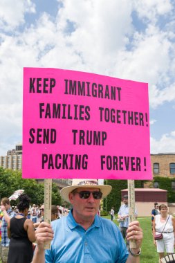 Minneapolis, Mn/Amerika Birleşik Devletleri - 30 Haziran 2018: Kimliği belirsiz kişi taşıyan bir işareti 
