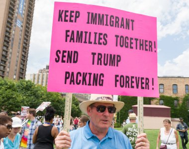 Minneapolis, Mn/Amerika Birleşik Devletleri - 30 Haziran 2018: Kimliği belirsiz kişi taşıyan bir işareti 