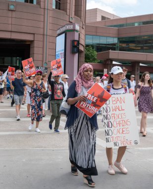 Minneapolis, Mn/Amerika Birleşik Devletleri - 30 Haziran 2018: Kimliği belirsiz kişi taşıyan bir işareti 