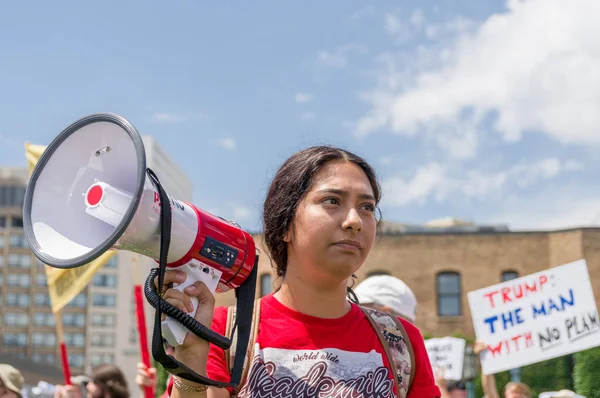 Minneapolis Estados Unidos Junio 2018 Individuo Identificado Que Lleva Cartel — Foto de Stock