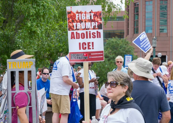 Minneapolis Estados Unidos Junio 2018 Individuo Identificado Que Lleva Cartel — Foto de Stock