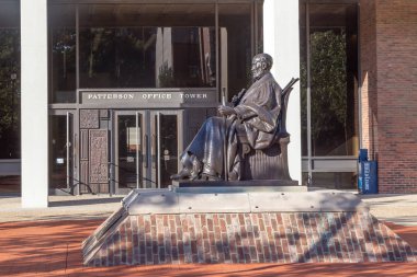 Lexington, Ky/ABD - 3 Haziran 2018: James K. Kennedy Patterson heykel ve Patterson Hall, Kentucky Üniversitesi kampüsünde.